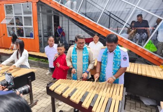 Menteri Ekraf Teuku Riefky Harsya bersama Gubernur Sulawesi Utara, Yulius Stevanus saat tampil memainkan alat musik Kolintang bersama tim sanggar Kolintang Tarsier Cute Kota Bitung