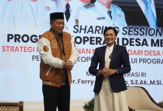 Menteri Koperasi Dr. Ferry Juliantono, S.E., Ak., M.Si_., saat menerima cindera mata dari UKSW seusai menjadi narasumber. 