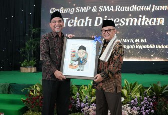 Menteri Mu’ti usai menandatangani dua prasasti peresmian gedung di Perguruan Islam Raudatul Jannah.