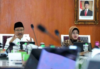 Menteri Sosial Saifullah Yusuf saat bertemu Kepala BPS, Amalia Adininggar Widyasanti, di Kantor Kemensos, Salemba, Jakarta, Jumat (95).