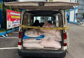 Mobil Daihatsu Grandmax berisi 20 karung pupuk ponska dan urea subsidi milik S dan K, diamankan di Polres Karanganyar.