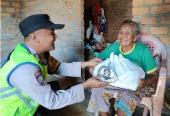 Polsek Belitang III Beri Bantuan Sembako Untuk Warga Kurang Mampu 