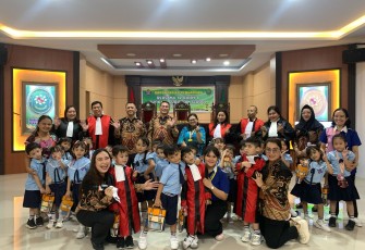 Kepala PN Bitung bersama para hakim saat foto bersama dengan anak-anak TK. Jhon Lim Bitung