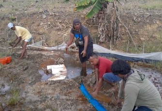 PT K-Vell Blora Energi saat menangani aliran minyak mentah tanpa mempertimbangkan faktor keselamatan dan tidak dilengkapi peralatan safety.