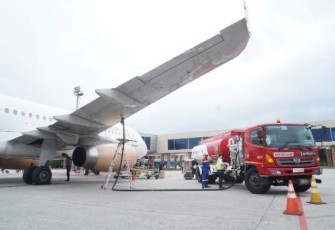 Pengisian Avtur Pertamina ke pesawat.