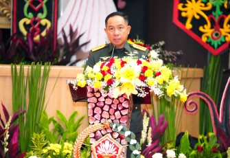 Panglima TNI Jenderal TNI Agus Subiyanto saat menghadiri Acara Puncak Peringatan Hari Ulang Tahun ke-61 Dharma Pertiwi di Aula Gatot Subroto, Mabes TNI, Cilangkap, Jakarta Timur, pada Senin (28/04/2025).