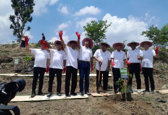 Para tamu undangan berpose bersama usai peresmian embung "Watu Macan" di Desa Megeri Kecamatan Kradenan,  Kabupaten Blora.