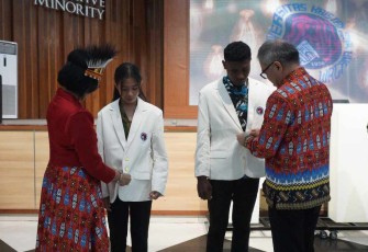 Pemakaian jas almamater dalam acara penyambutan mahasiswa baru penerima Beasiswa Bantuan Utusan Daerah Kabupaten Raja Ampat di Balairung Universitas.jpg
