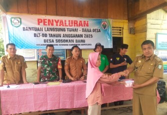 Pemdes Sosokan Baru saat Bagikan BLT-DD  