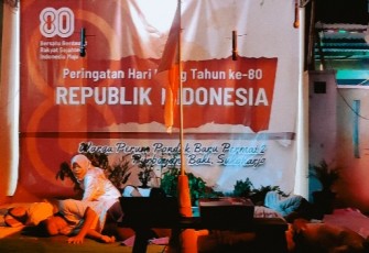 Pementasan sosiodrama "Ibu Pertiwi" dalam Malam Tirakatan memperingati HUT RI ke-80, di Aula Perumahan Pondok Baru Permai 2, Purbayan, Baki, Kabupaten Sukoharjo, Sabtu (16/8/2025) malam.