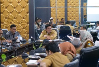 Bupati Bintan Roby Kurniawan bersama Kepala OPD se Bintan, Selasa (22/04) di Ruang Rapat II Bandar Seri Bentan. 