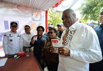 Pj Gubernur Papua Bersama Wamendagri-Forkopimda saat Pantau TPS dalam PSU Pemilihan Gubernur dan Wakil Gubernur Provinsi Papua, Rabu (6/8).