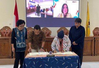 Penandatanganan Perjanjian Kerja Sama antara UKSW dan BRIN dalam acara seminar nasional wastra nusantara, Jumat (05-12-2025) di Grha Kartini. 