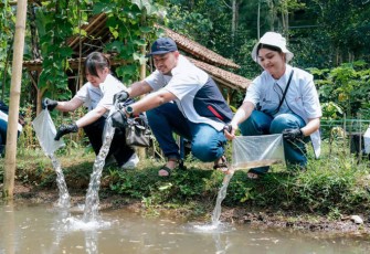 Penebaran Benih Ikan di Kolam pada Program Sosial Senyawa Employee Volunteer Volume 3, MIND ID di Desa Ciderum