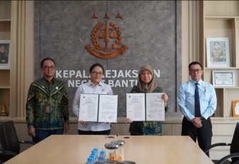 Ketua Pengadilan Agama Bantul, Septianah dan Kepala Kejaksaan Negeri Bantul, Kristanti Yuni Purnawanti saat Tandatangani PKS Penegakan Hukum pada Kamis (11/12), di Kantor Kejaksaan Negeri Bantul.