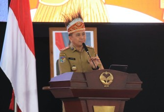 Penjabat (Pj) Gubernur Papua Agus Fatoni saat zoom meeting dan dihadiri oleh 8.000 mahasiswa baru serta perwakilan mahasiswa lama dari berbagai fakultas di Universitas Cenderawasih, Jayapura, Selasa (19/08/2025).