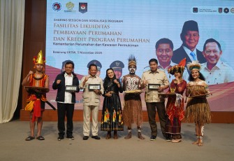 Penyerahan kenang-kenangan oleh Rektor UKSW Profesor Intiyas Utami dalam acara Sharing Session dan Sosialisasi Program Kementerian Perumahan.