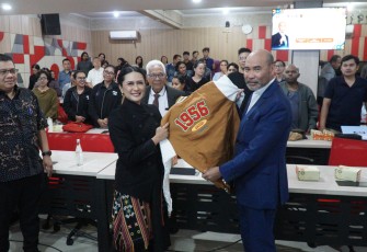 Penyerahan kenang-kenangan oleh Rektor UKSW Profesor Intiyas Utami kepada Dr. Viktor Bungtilu Laiskodat, S.H., M.Si_., dalam kuliah tamu di UKSW.