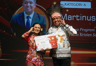 Penyerahan penghargaan oleh Rektor UKSW Profesor Intiyas Utami dalam acara “Dialog Budaya dan Nusantara Academic Writing Award 2024”, Jumat (26-09-2025).