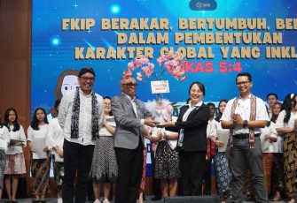 Penyerahan tanaman anggrek dalam Perayaan Dies Natalis ke-69 FKIP UKSW di BU, Senin (24-11-2025).