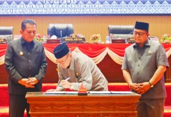 Gubernur Ansar Ahmad (kiri) menyaksikan penandatanganan RPJMD 2025-2029