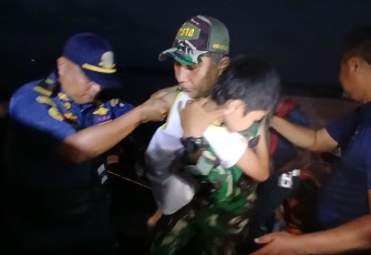 Personil Kodim 1310/Bitung bersama tim SAR Gabungan saat melakukan aksi penyelamatan terhadap korban kebakaran KM Barcelona V