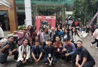 Peserta OMB 2025 melakukan swafoto bersama dan membaca beragam campaign anti narkoba pada instalasi 3D di depan Gedung Balairung UKSW. (2).JPG