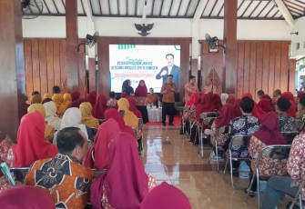 Peserta tampak antusias mengikuti sosialisasi JKN KIS bersama Edy Wuryanto anggota DPR RI Komisi IX .