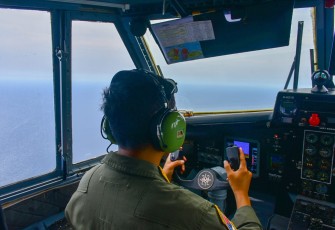 Pesud Casa 212 TNI AL saat melakukan Pencarian Kapal Tenggelam di Laut Bawean