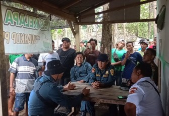 Petani tebu Desa Getas Kecamatan Kradenan menghadang tim KHDTK UGM Yogyakarta.