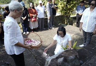 Pimpinan dan civitas academica UKSW menabur bunga dalam kegiatan tabur bunga sebagai bentuk penghormatan bagi para pendiri, Jumat (28-11-2025) pagi.