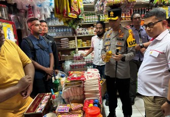 Kapolres Biak Numfor, AKBP Ari Trestiawan, SH, S.I.K., M.H, didampingi oleh Kasatreskrim Dr. Iptu Tantu Usman, SH, MH, beserta tim melakukan pengecekan terhadap produk minyak goreng merk Minyakita yang dijual di sejumlah kios di Pasar Inpres Biak, beberapa toko, dan swalayan, pada Selasa (11/3/2025)