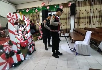 Personel Polres Bojonegoro saat Sterilisasi Gereja Jelang Ibadah Natal di Gereja Pantekosta Pusat Surabaya (GPPS).