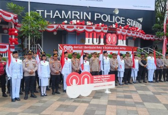 Jajaran Polres Metro Jakarta Pusat bersama Paskibra DKI Jakarta menggelar kegiatan pemutaran lagu kebangsaan Indonesia Raya di Bundaran HI, Menteng, Kamis (14/8/2025) pagi.