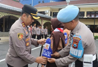 Kapolres Pelabuhan Tanjung Perak, AKBP Wahyu Hidayat, saat melakukan pengukuhan Polwa di Mapolres Pelabuhan Tanjung Perak, Jumat (21/11/2025) sore.