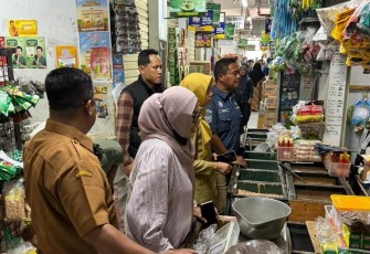 Satgas Pangan Polres Ponorogo saat Pantau Bahan Pokok di Sejumlah Pasar Jelang Nataru
