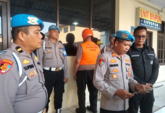 Kasi Propam AKP Suharmono dan didampingi Kasi Humas AKP Ramadhan kepada wartawan, Rabu (26/6/2025)