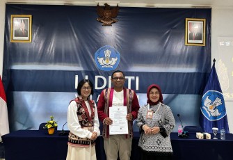 Profesor Pendeta Izak Y.M. Lattu, Ph.D., saat menerima SK Guru Besar bersama Rektor UKSW Profesor Intiyas Utami dan Kepala LLDIKTI Wilayah VI Profesor Aisyah Endah Palupi