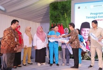 Penyerahan kunci rumah bersubsidi di Kendal, Jawa Tengah, pada Senin, 28 April 2025.