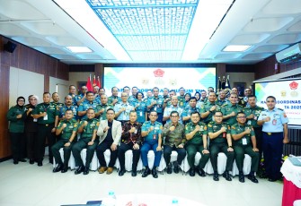 Foto bersama dalam Rapat Koordinasi Hukum (Rakorkum) TNI Tahun 2025.