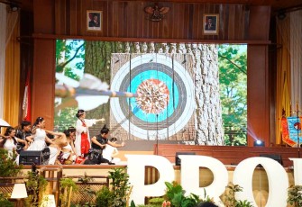 Rektor Intiyas menyerahkan Buku Laporan Rektor 20252026 kepada Ketua Pengurus YPTKSW, Jeffrie Lempas, M.Si_., melalui simbolisasi teatrikal memanah, Senin (01-12-2025).