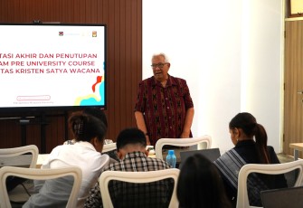 Sambutan Profesor Dr. (H.C.) Willi Toisuta, Ph.D., dalam penutupan kegiatan Pre-University Course (PUC) 2025 di Ruang Kelas Tematik UKSW Satu Hati.