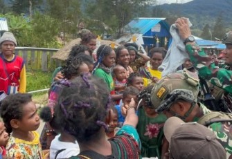Satgas Yonif 323BP Divif 1 Kostrad saat Bagikan Pakaian untuk Masyarakat Pedalaman Papua