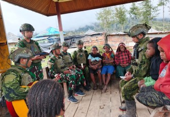 Satgas Yonif 700/WYC Menyatukan Hati dalam Ibadah Bersama Umat