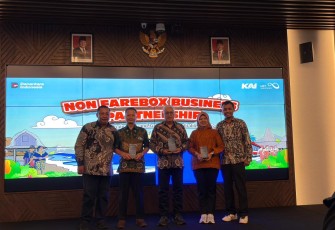 Sesi foto bersama dengan piagam
