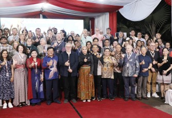 Sesi foto bersama para peserta UISPP 2025 dengan Wali Kota Salatiga beserta perwakilan UKSW dalam acara Welcome to Salatiga “The City of Harmony” Gala Dinner with Mayor di Rumah Dinas Wali Kota Salatiga.
