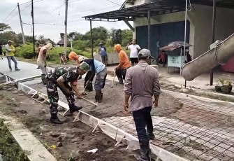 Babinsa Sidorejo dan Warga saat Gotong Royong Bangun Jalan Lingkungan