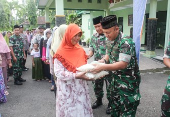 Ratusan Paket Zakat Fitrah Disalurkan di Trenggalek