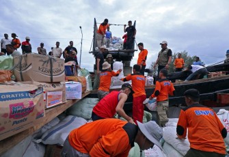 Proses bongkar muat barang bantuan untuk warga terdampak banjir dan longsor di wilayah Pantai Timur Aceh, dari Pemerintah Kabupaten Aceh Besar di Pelabuhan Kuala Langsa, Kota Langsa, Selasa (16/12).
