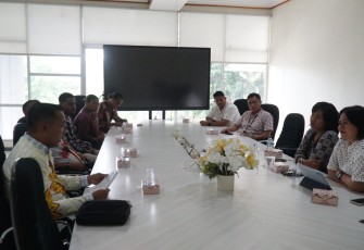 Suasana diskusi dalam acara monitoring dan evaluasi akademik mahasiswa pemerintah Kota Jayapura di Prodi PTIK FTI UKSW, di ruang Rapat Pimpinan FTI, belum lama ini.